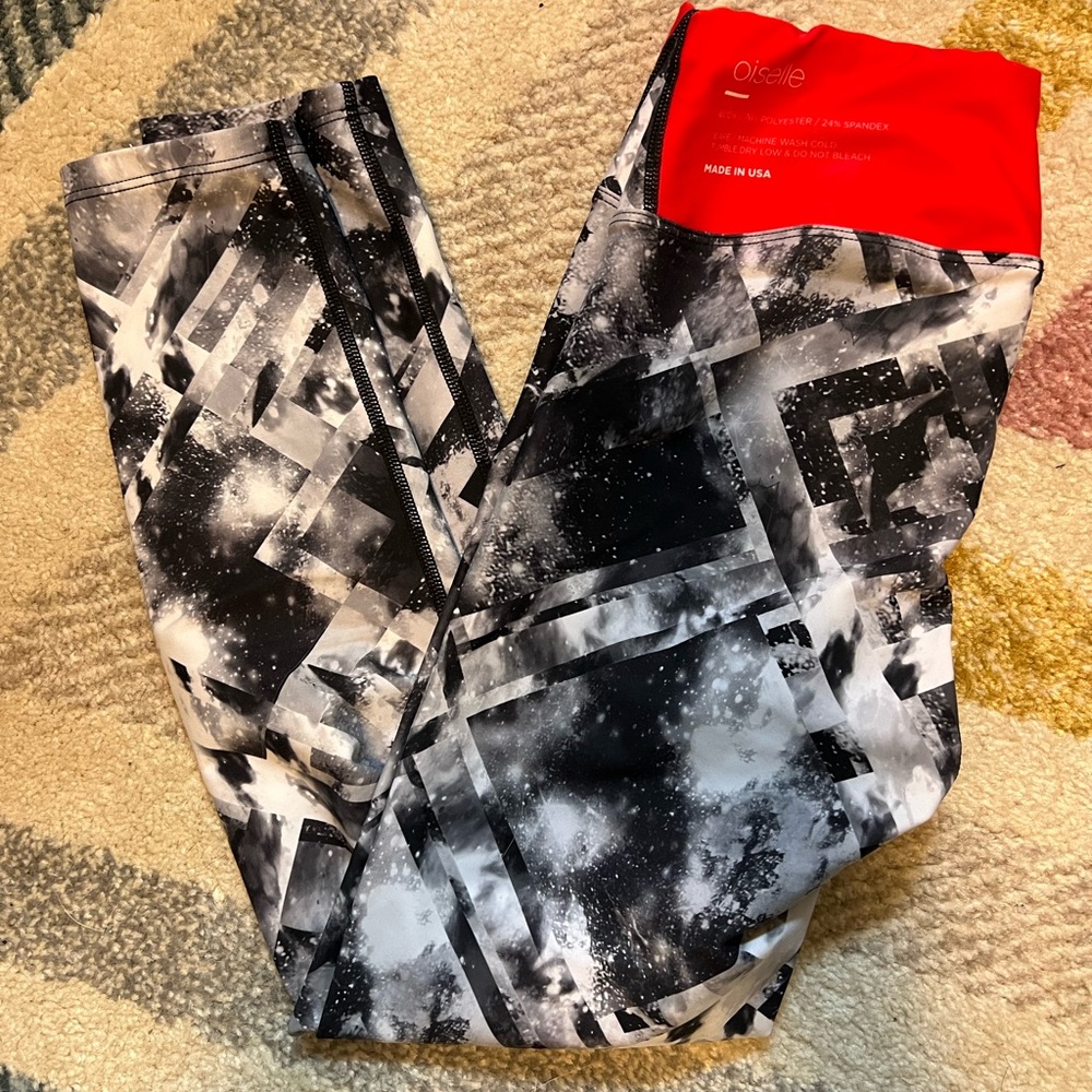 Black and white pattern leggings